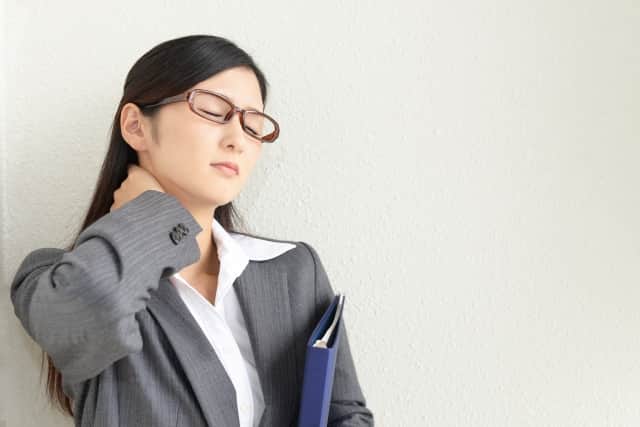 首コリの辛い症状で仕事に支障が出て悩む女性